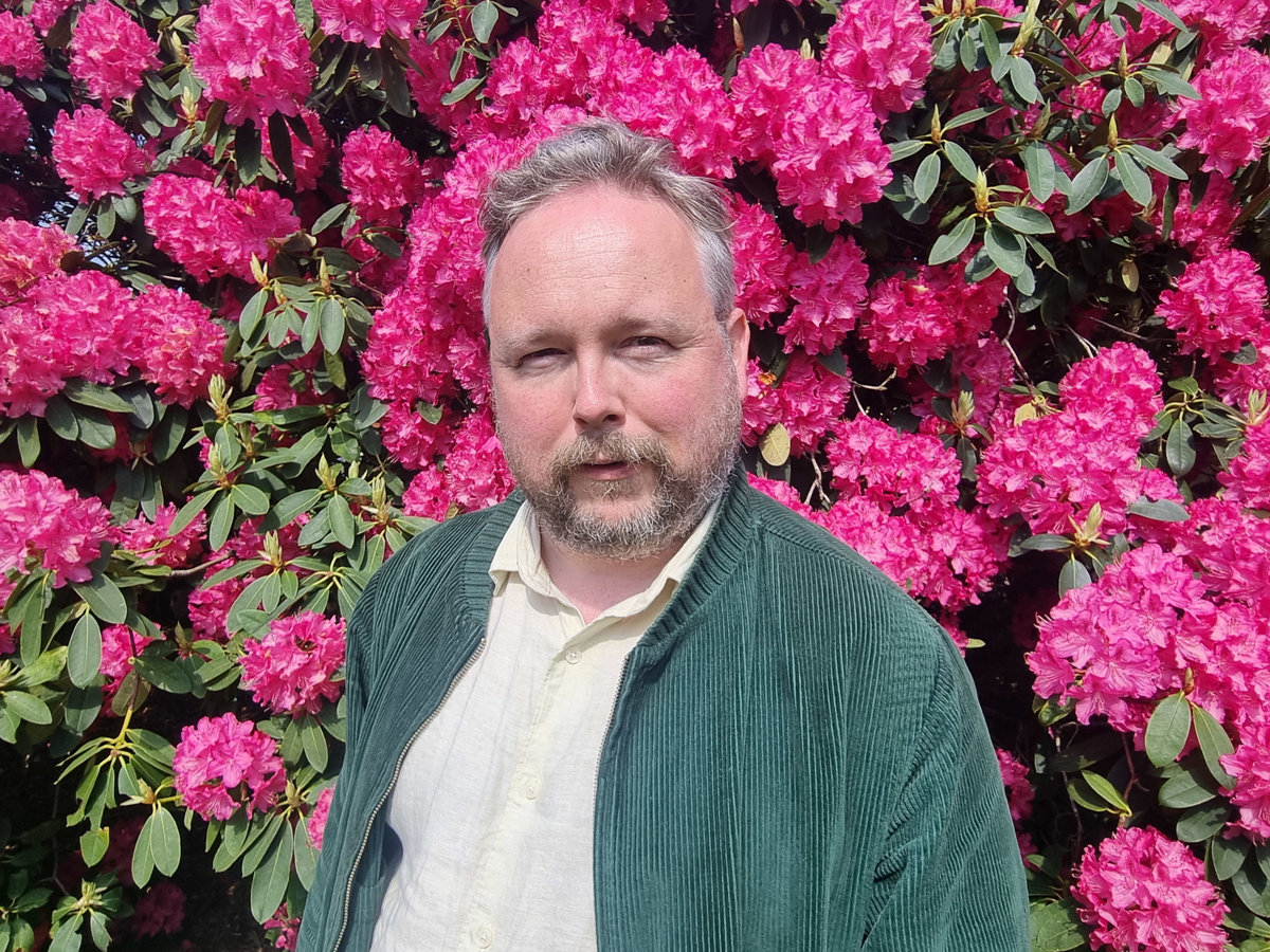 Richard Dawson photo with flowers